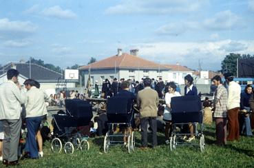 Iconographie - Kermesse - Jeunes couples et leur poussette