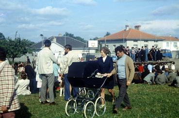 Iconographie - Kermesse - Jeune couple et leur poussette