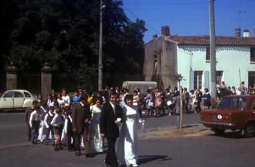 Iconographie - Cortège de noce dans le bourg