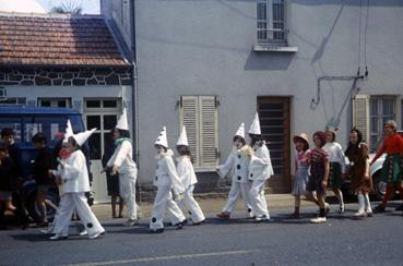 Iconographie - Kermesse - Défilé des enfants costumés en Pierrot