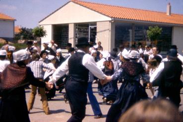 Iconographie - Danse folklorique dans la rue pour la kermesse