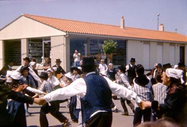 Iconographie - Danse folklorique dans la rue pour la kermesse