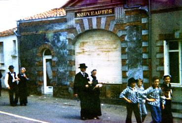 Iconographie - Défilé folklorique dans la rue pour la kermesse