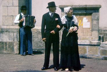 Iconographie - Membres d'un groupe folklorique pour la kermesse, les mariés