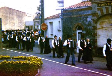 Iconographie - Le groupe folklorique défilant pour la kermesse