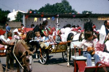 Iconographie - Les attelages défilant pour la kermesse