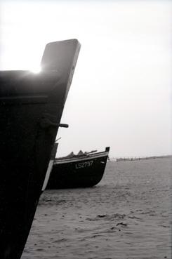 Iconographie - Proue de la barque LS 2797 sur la plage près de l'estacade
