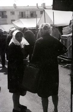 Iconographie - Femme portant la capeline sur le marché