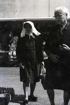 Iconographie - Femme portant la capeline sur le marché