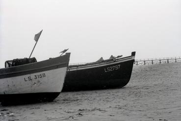 Iconographie - Barques LS 3158 et LS 2797 sur la plage près de l'estacade