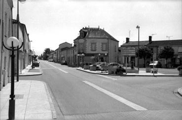 Iconographie - La rue Georges Clemenceau au niveau de la place de l'Eglise