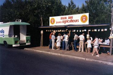 Iconographie - Opération "Sourire" des Jeunes agriculteurs, avenue e la Forêt