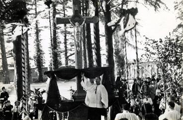 Iconographie - Mission de février 1949 - Le père Tanière, prédicateur au pied du calvaire