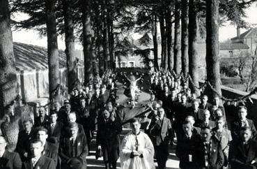 Iconographie - Mission de février 1949 - La procession vers le calvaire