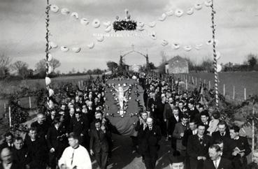 Iconographie - Mission de février 1949 - La procession vers le calvaire sous l'arc "Jésus est l'ami des enfants"