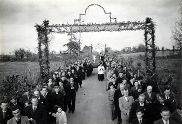 Iconographie - Mission de février 1949 - La procession vers le calvaire sous l'arc "La Croix salut"