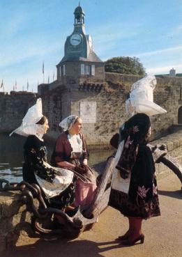 Iconographie - Femmes portant le costume folklorique local