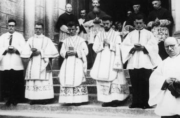 Iconographie - Monseigneur Bonneau, évêque au Cameroun, à l'ordination