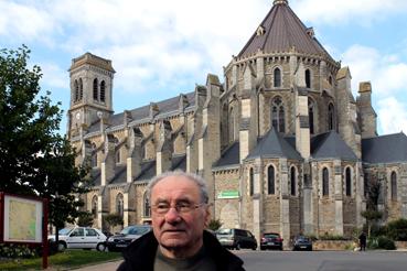 Iconographie - L'église Saint-Benoît et l'érudit local la présentant pour le QR Code