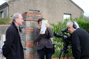 Iconographie - L'église Saint-Benoît et l'érudit local la présentant pour le QR Code