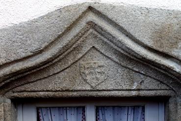 Iconographie - Linteau de la porte de l'ancienne sacristie réemployée, rue des Platanes