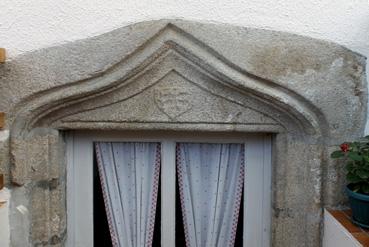 Iconographie - Linteau de la porte de l'ancienne sacristie réemployée, rue des Platanes