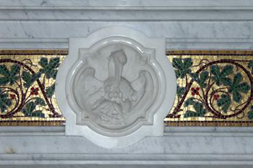 Iconographie - Eglise Saint-Benoît - Frise du maître autel : Oiseau nourissant ses petits