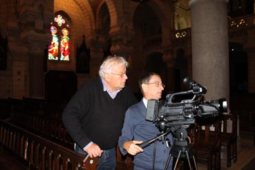 Iconographie - Jean Mignet et Jean-Pierre Bertrand en court de filmage de vidéos pour QR Code à l'église d'Aizenay