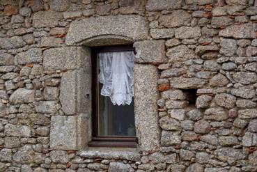 Iconographie - Fenêtre appareillée de moëlons de granit