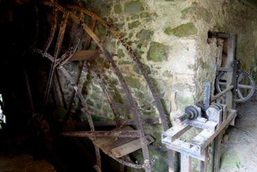 Iconographie - Roue à aubes de l'ancienne minoterie sur la Sèvre Nantaise