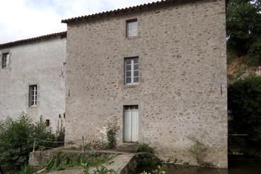 Iconographie - Façade, côté rivière, de l'ancienne minoterie sur la Sèvre Nantaise