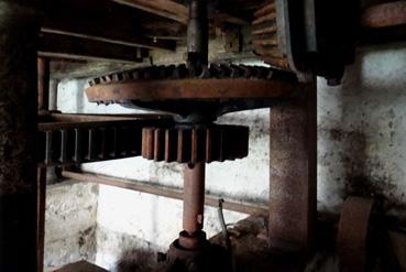 Iconographie - Roue dentée en bois de l'ancienne minoterie sur la Sèvre Nantaise