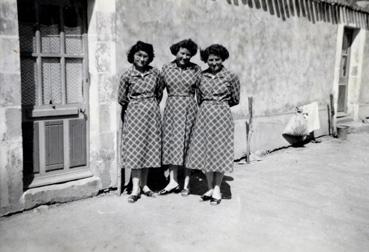 Iconographie - Trois jeunes femmes vêtues pareillement