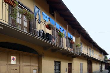 Iconographie - Avigliana - Balcons sur une rue de la vieille ville