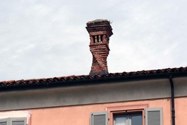 Iconographie - Avigliana - Cheminée en briques sur la grande place
