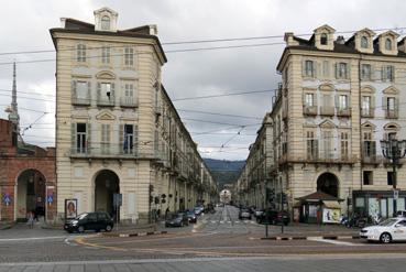 Iconographie - Turin - Immeubles face au château médiéval