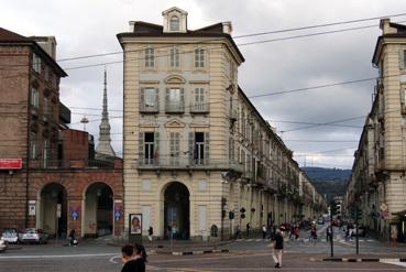 Iconographie - Turin - Immeubles face au château médiéval