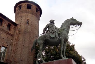 Iconographie - Turin - Statue près du château médiéval