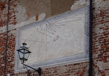Iconographie - Saluzzo - Cadran solaire dans la ville historique