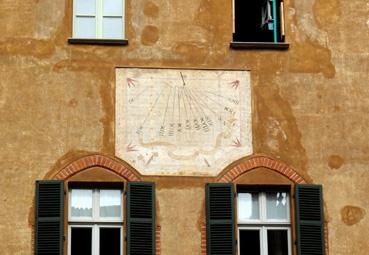 Iconographie - Saluzzo - Cadran solaire près de la tour Civica