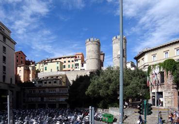 Iconographie - Gênes - Parc à deux roues aux pieds des portes médiévales