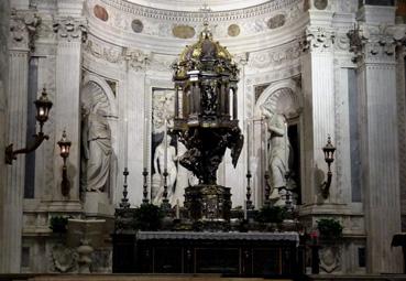 Iconographie - Gênes - Le Duomo, autel de bas-côtés avec tabernacle