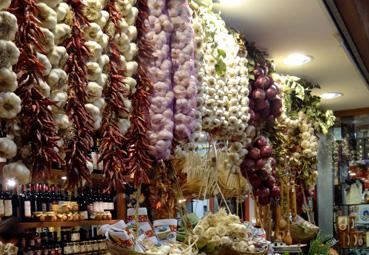 Iconographie - Florence - Halles, tresses d'ail, oignons, piments