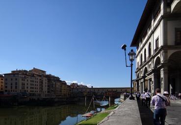 Iconographie - Florence - Devant la Galleria degli Uffizi