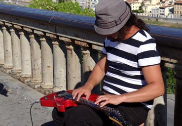Iconographie - Florence - Panorama de la route de Bologne, guitariste de rue