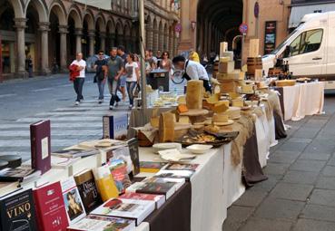 Iconographie - Bologne - Vente de produits locaux sur la piazza Cavour