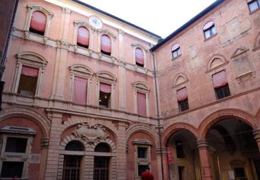 Iconographie - Bologne - Piazza Maggiore, cour intérieure du Palazzo d'Accursio