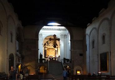 Iconographie - Modena - Christ suspendu dans l'église