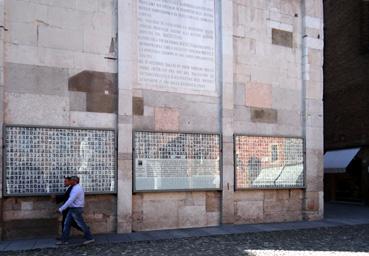 Iconographie - Modena - Liste des morts à la guerre, placardée contre la cathédrale