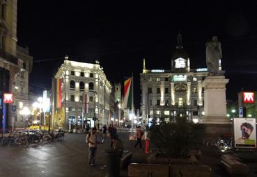 Iconographie - Milan - Immeubles face au château Sforzesco, la nuit